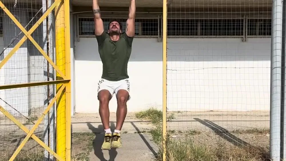 Gianluca Mollo durante le trazioni del test fisico militare