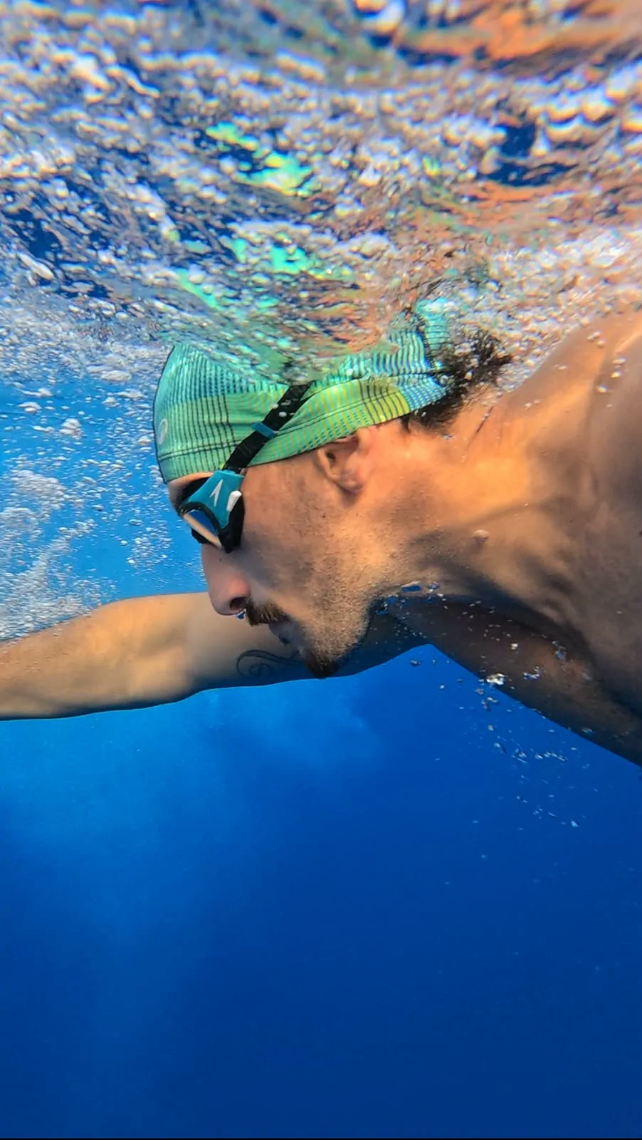 Primo piano di Gianluca Mollo mentre nuota sott'acqua