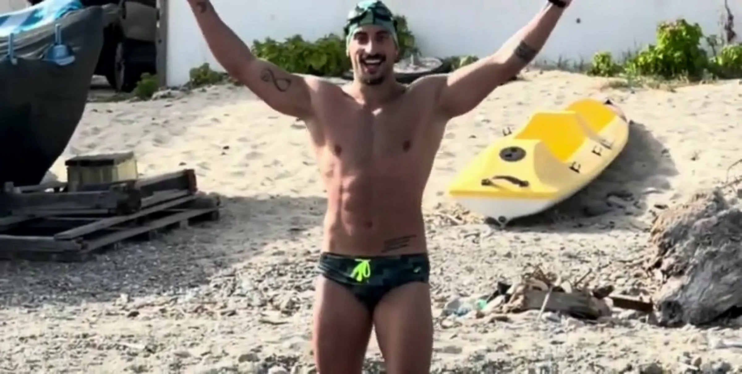 Gianluca Mollo alza le braccia dopo la traversata dello Stretto di Messina