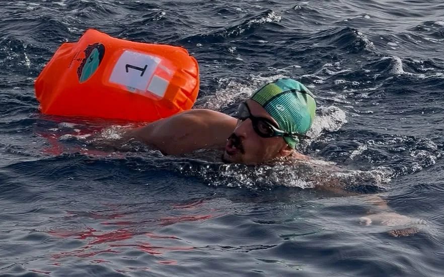Gianluca Mollo in mare aperto accanto alla boa numero 1 durante la traversata dello Stretto
