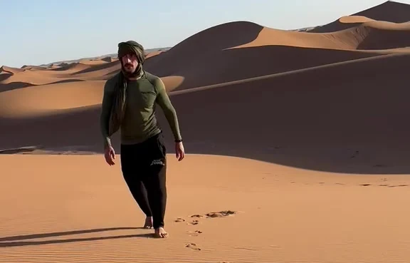 Gianluca Mollo cammina scalzo tra le dune del Sahara