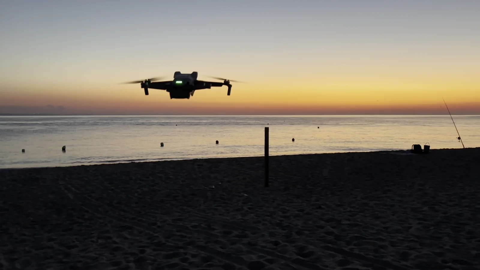 La spiaggia di Soverato all’alba e il drone prima della partenza del Calabria Coast to Coast