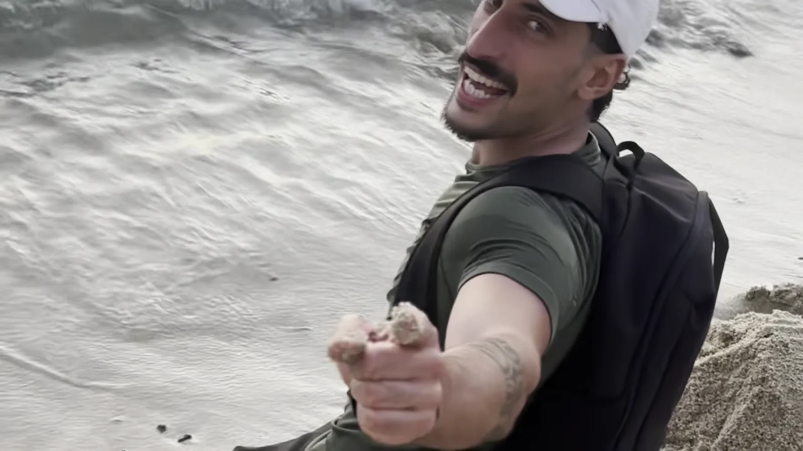 Gianluca Mollo all’arrivo sul Mar Tirreno a Pizzo dopo il Calabria Coast to Coast