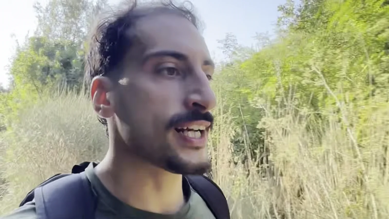 Gianluca Mollo con lo zaino lungo un sentiero del Calabria Coast to Coast