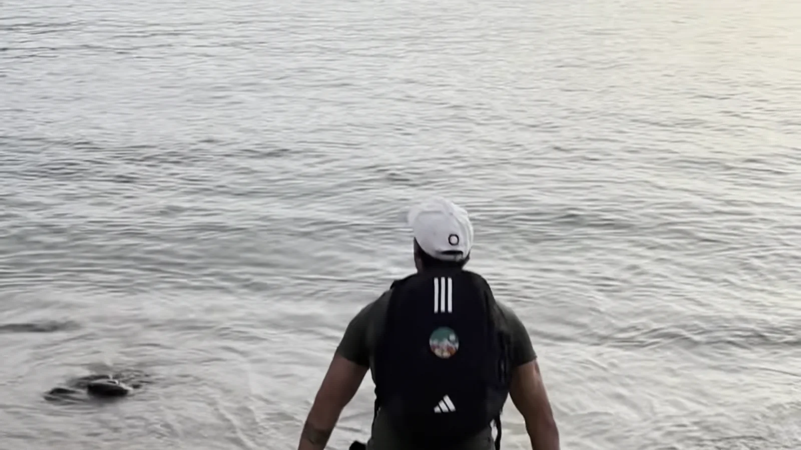 Gianluca Mollo raggiunge l’acqua del Mar Tirreno al termine della traversata a piedi
